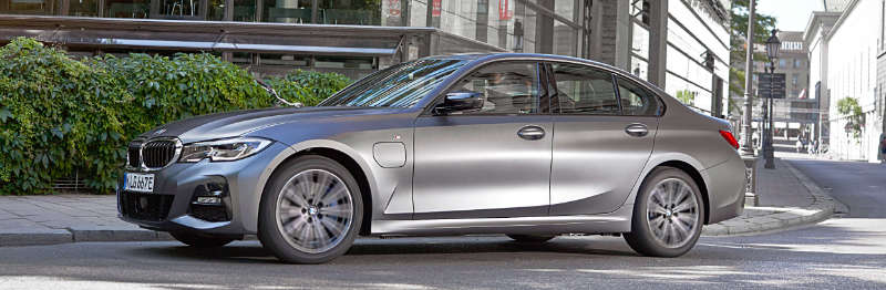 BMW 3er, grau, auf der Straße