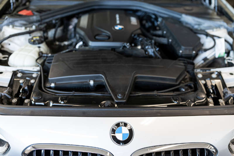 BMW Motorhaube Motor Logo