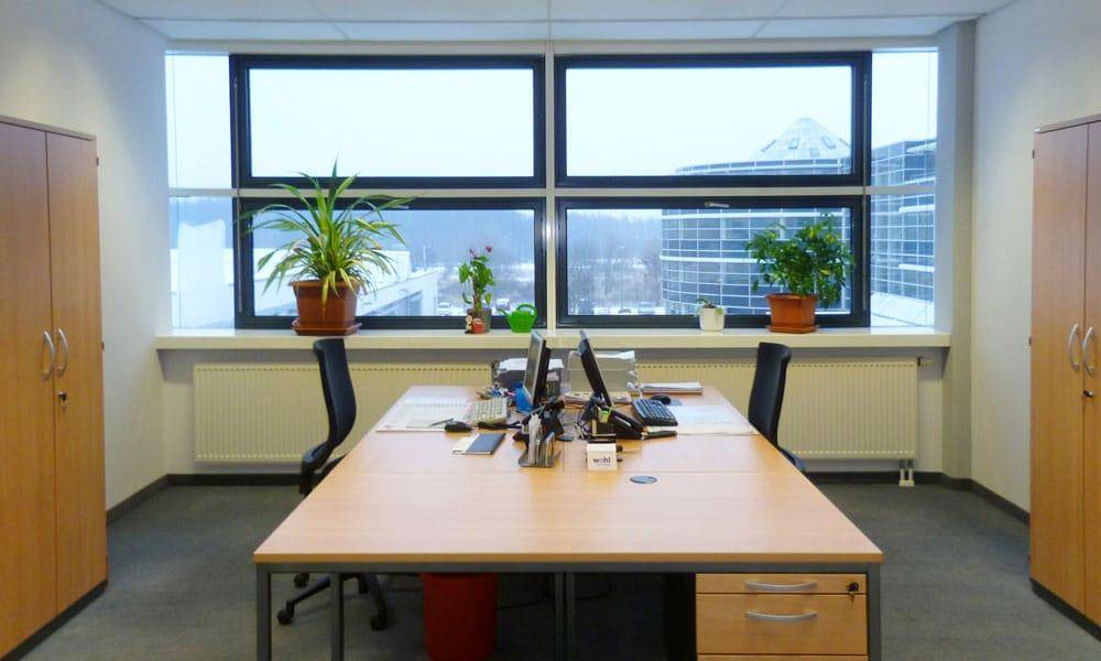 Beispiel für Büroeinrichtung mit Blick auf die Glasfassade